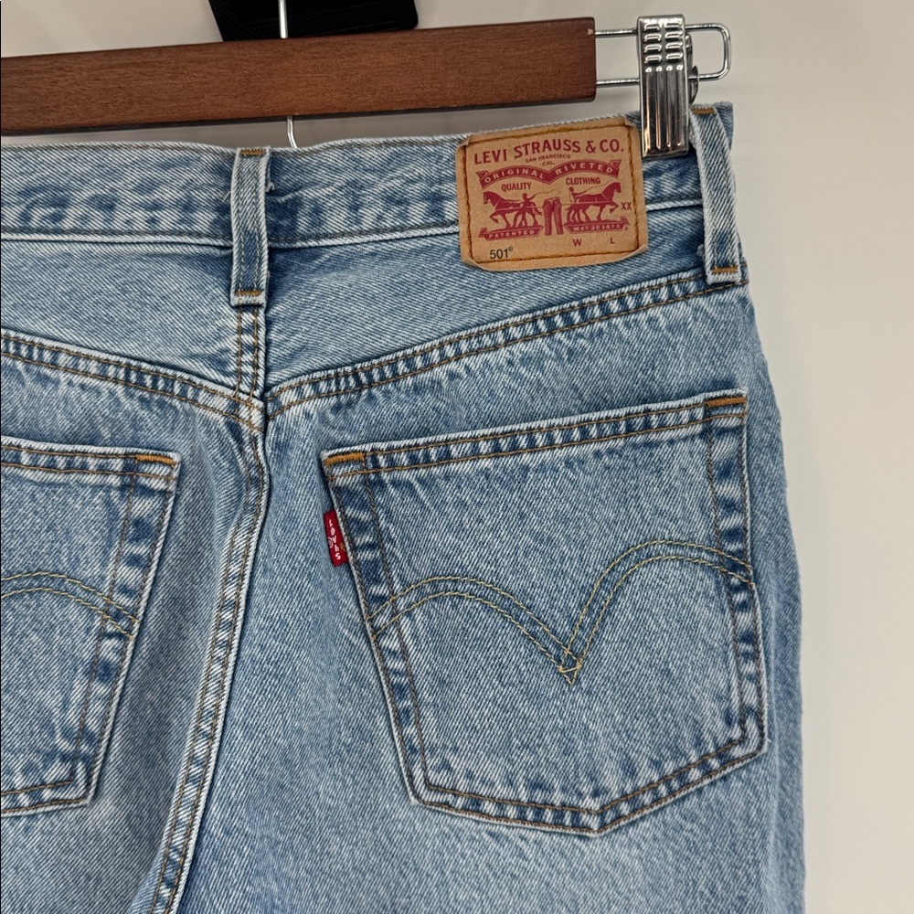 Levi's 501's  Classic Women's button fly Blue Distressed Jeans Size W26" L30" - Picture 3 of 9